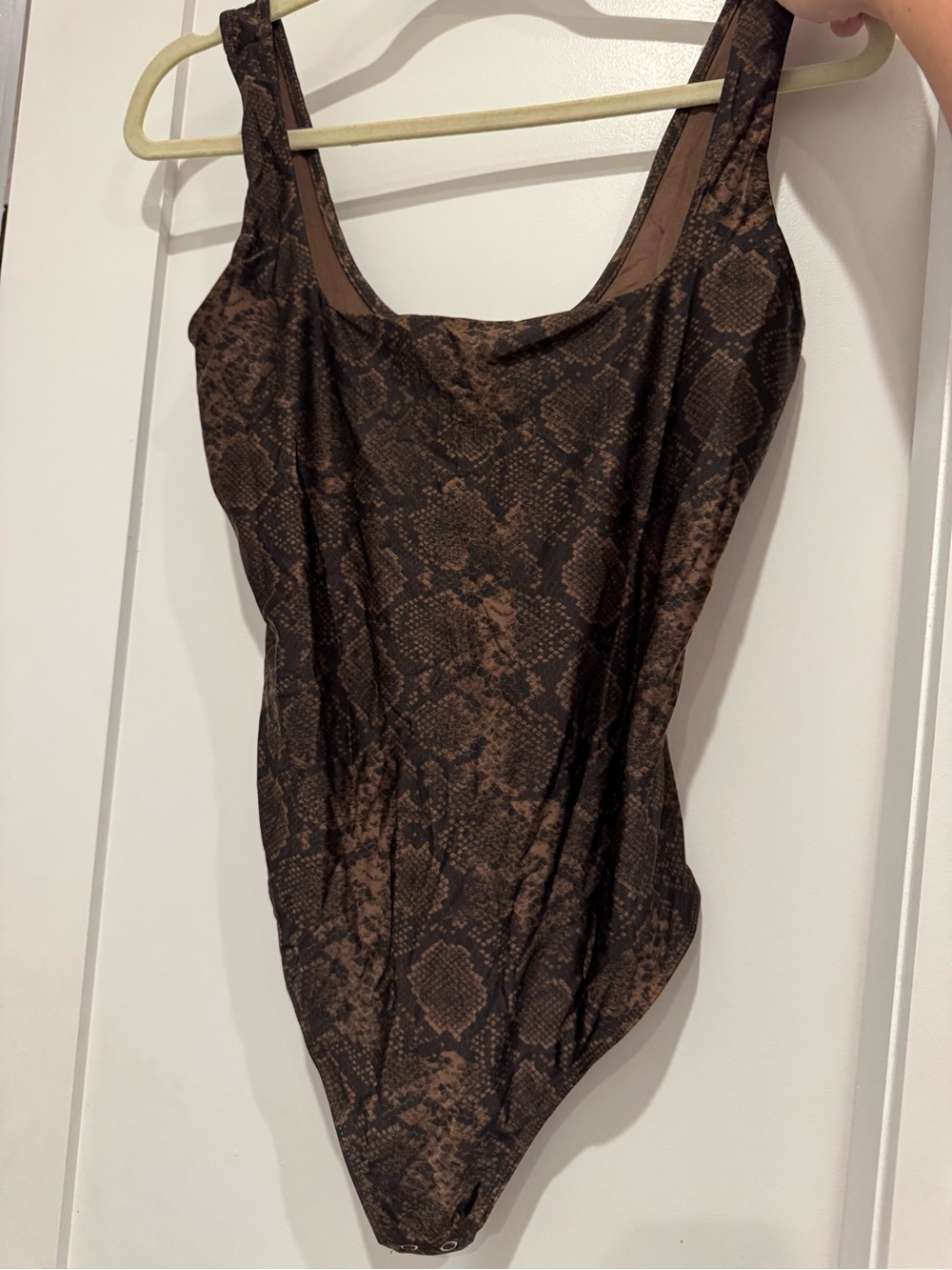 Good American Scuba Shine Python Print Square Neck Sleeveless Modern
Tank